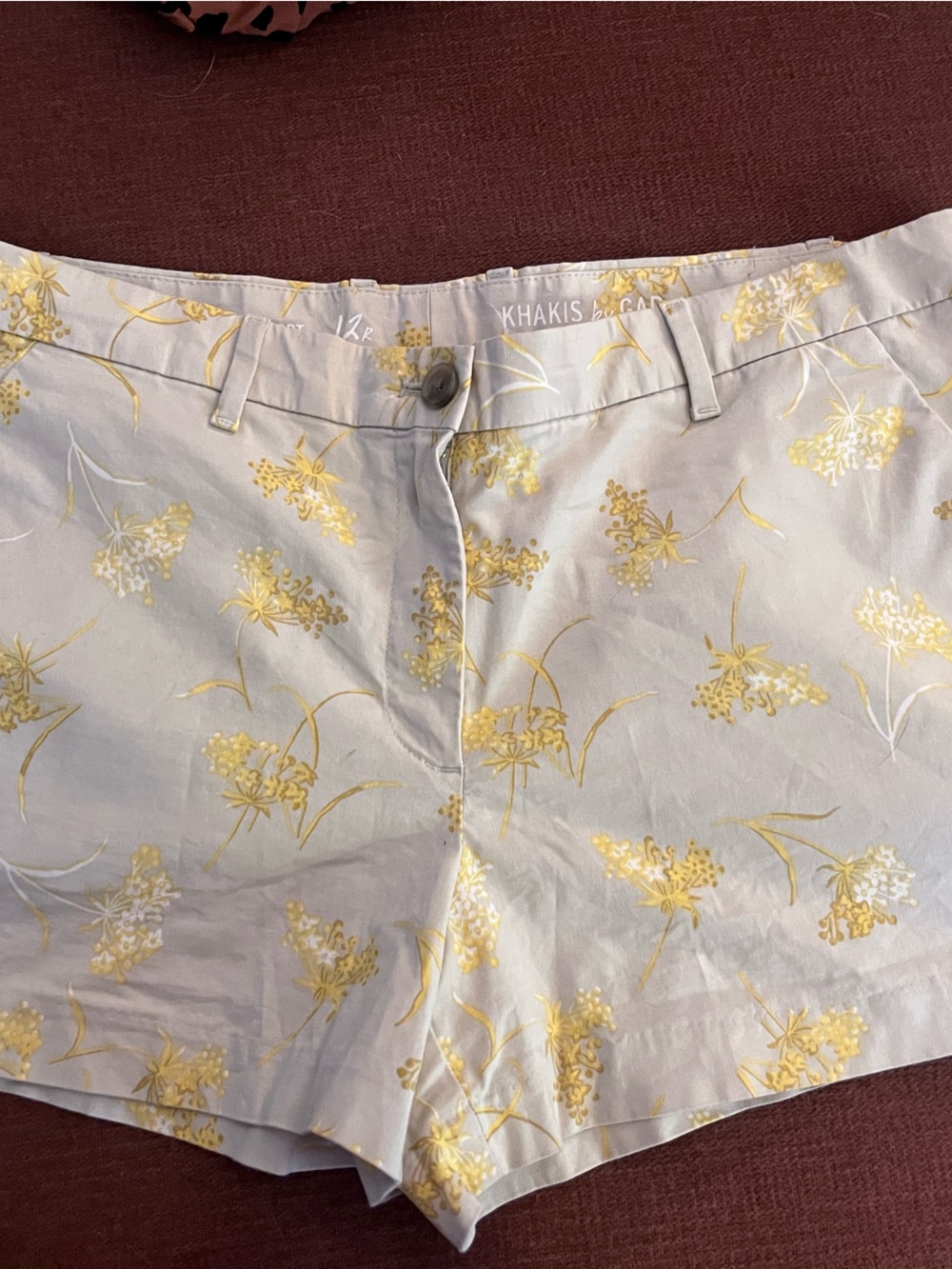 GAP Light Gray Floral Print Women's Shorts with Yellow Accents